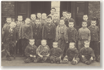 Childrenatcrumpsallworkhousecirca1